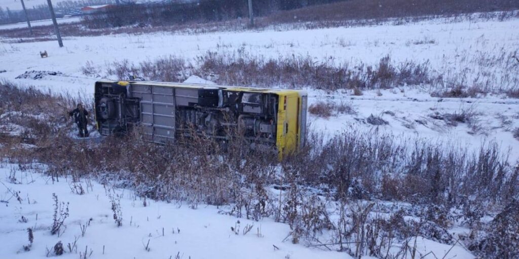 Под Новосибирском автобус с пассажирами съехал в кювет и перевернулся