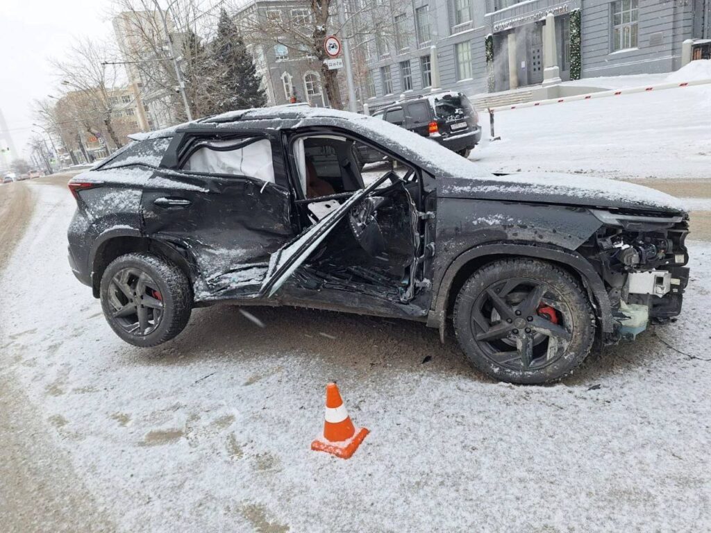 В центре Новосибирска столкнулись две машины, пострадали водитель и пассажирка