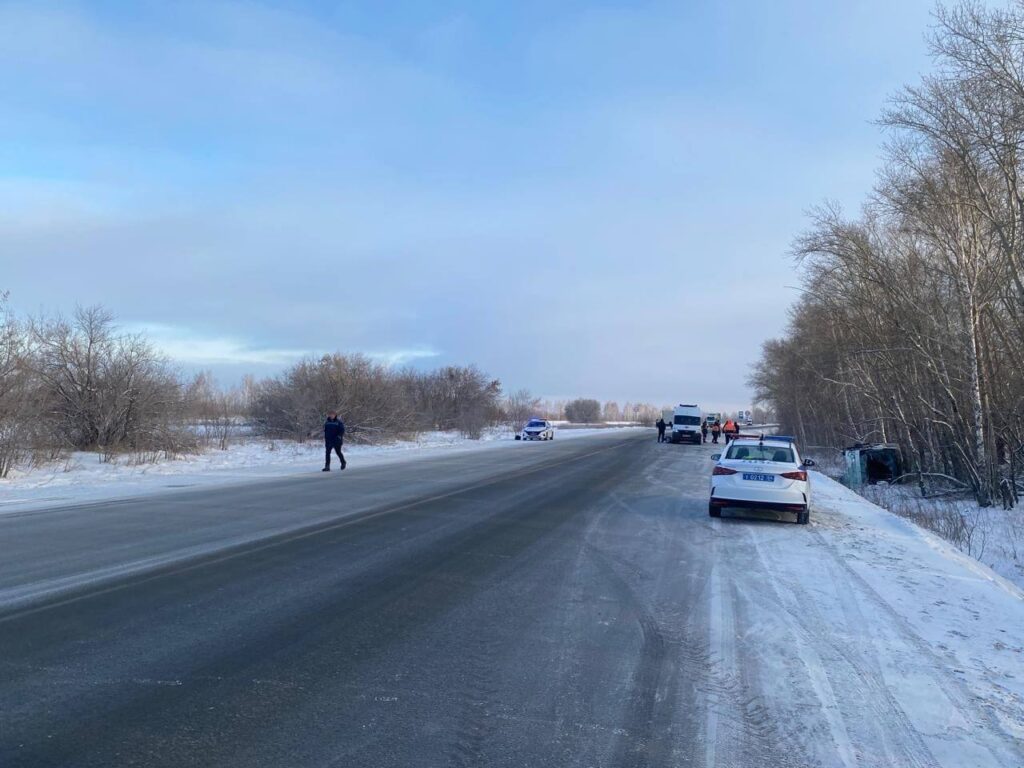 В Новосибирском районе перевернулся автобус