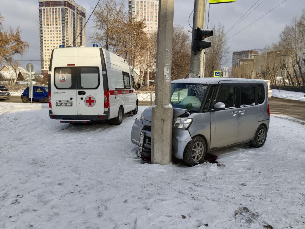 В Новосибирске минивэн врезался в опору, водитель погиб, пассажирка в больнице