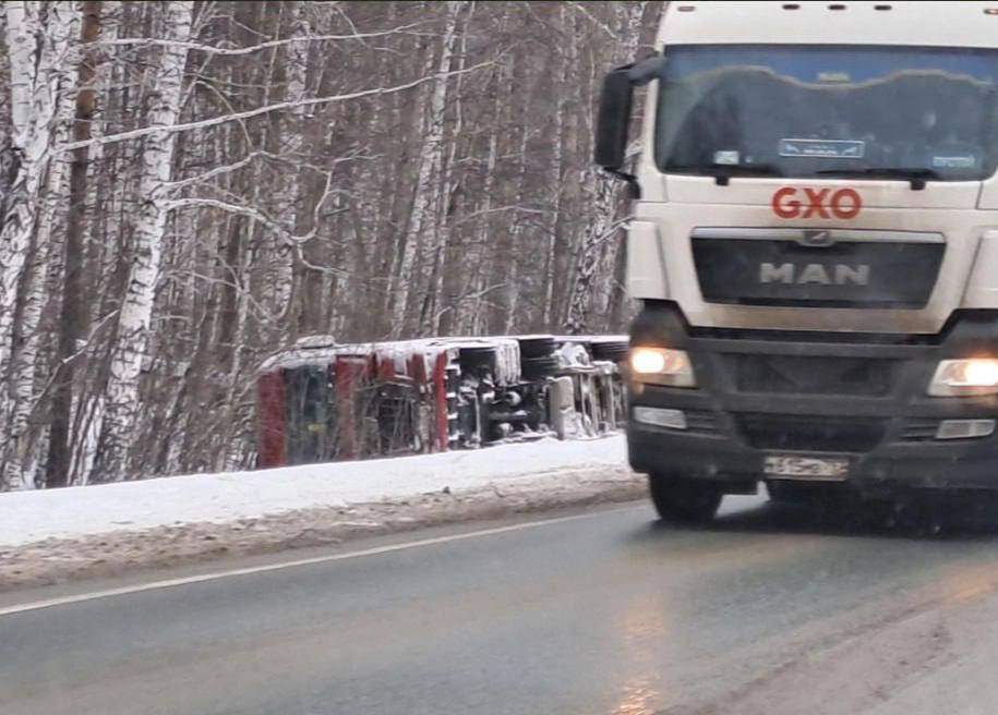 Перевёрнутая фура блокировала трассу Новосибирск — Кемерово