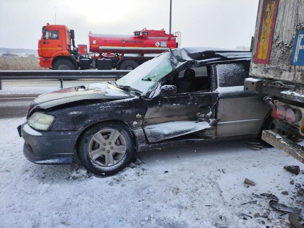 На трассе Новосибирск-Омск Subaru столкнулась с фурой при обгоне