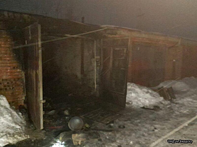 В Бердске пожар в гараже вызвал обрушение межгаражной стены