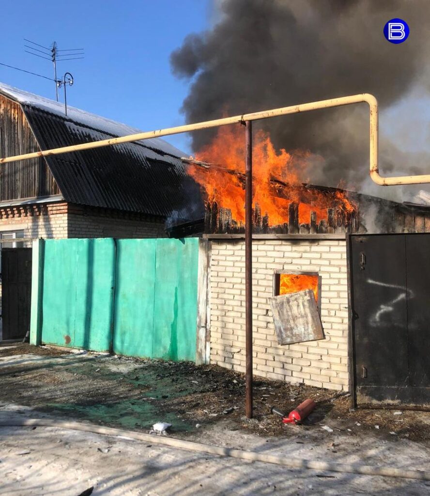 В дачном посёлке под Новосибирском пожар уничтожил машину и повредил гараж