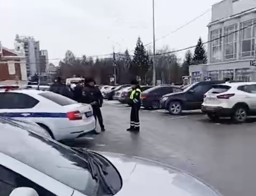 На площади Ленина проверяют торговцев цветами к 8 Марта