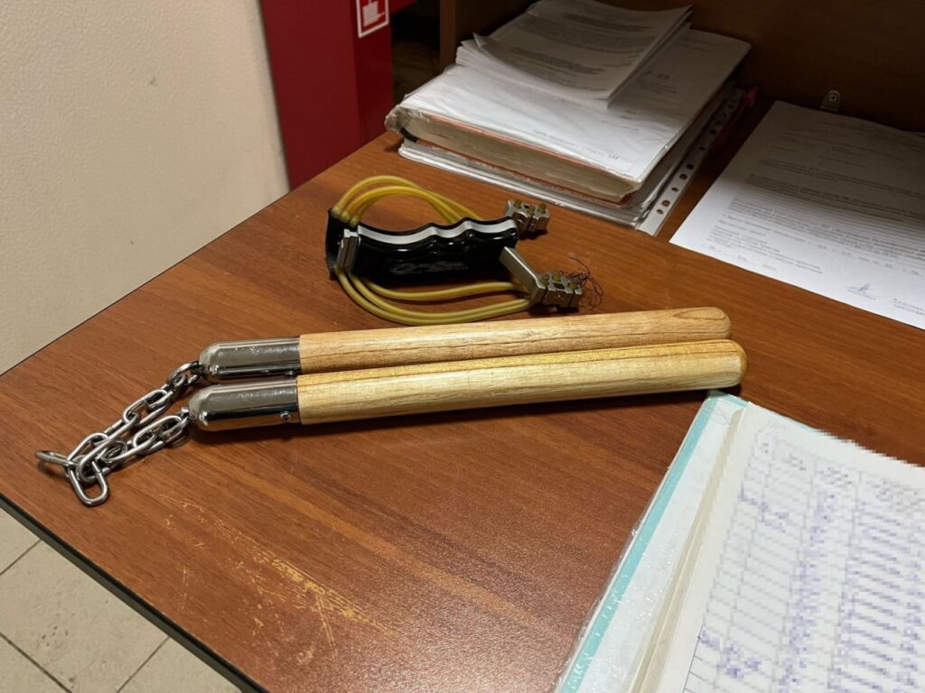Житель Новосибирска пришел к приставу с нунчаками и рогаткой для "самообороны"