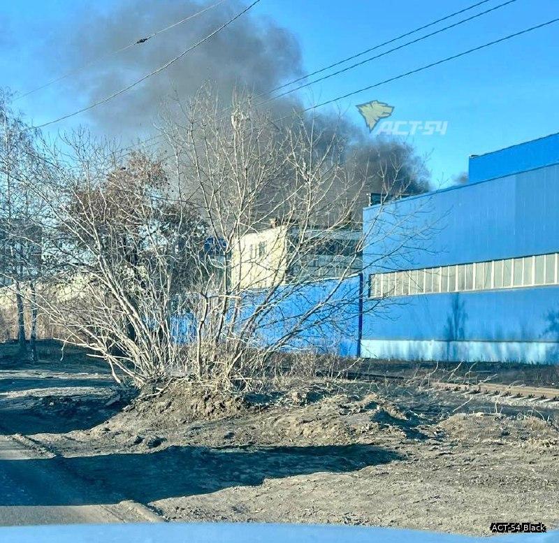 В Новосибирске загорелось здание лакокрасочного цеха