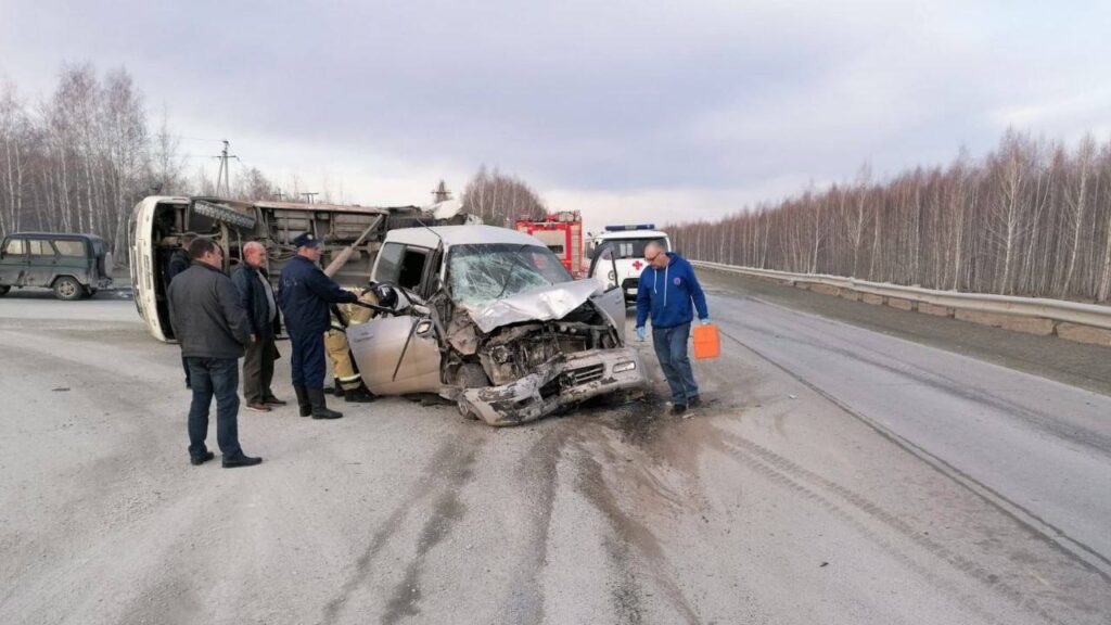 При обгоне легковой автомобиль столкнулся с автобусом в Пинске