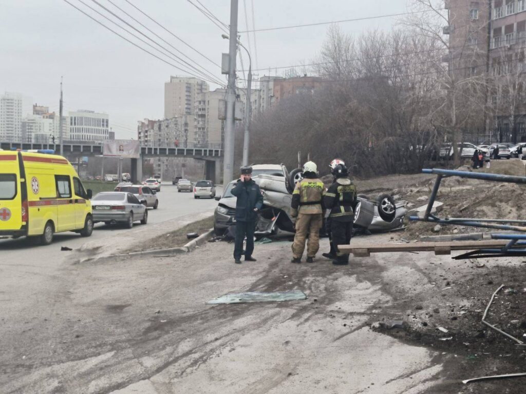 Водитель сбил работника АЗС и столкнулся с автомобилем в Новосибирске