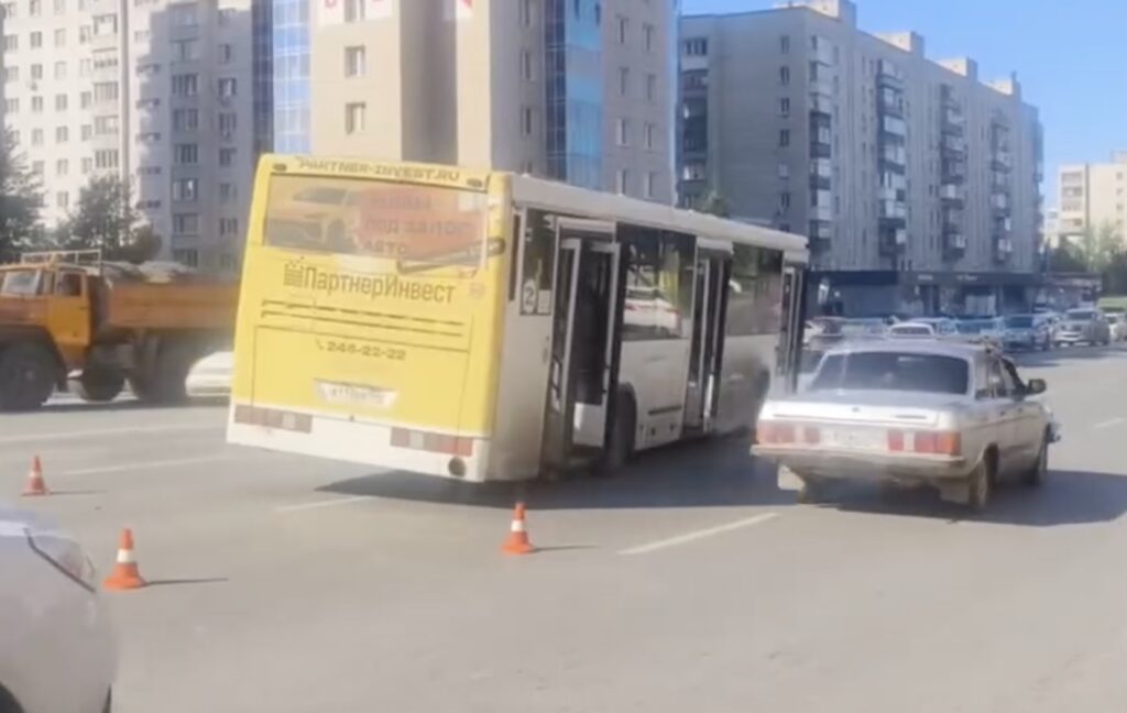 Автобус с пассажирами врезался в припаркованные авто в Новосибирске