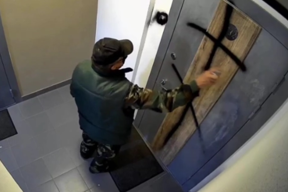 В Новосибирске мужчина поджег дверь соседей после конфликта