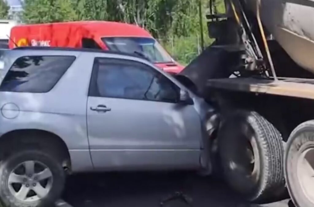 В Академгородке бетономешалка повредила пять автомобилей