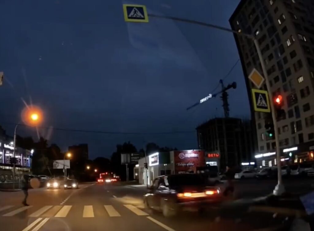 На улице Выборной курьер на электровелосипеде пострадал в ДТП