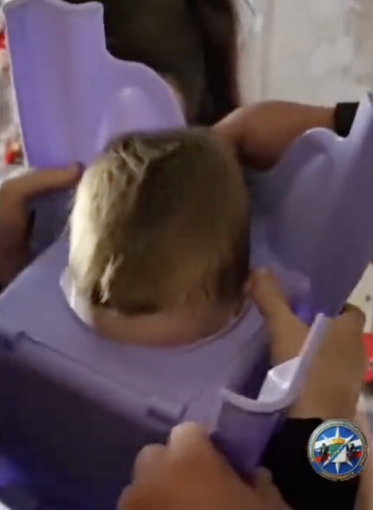 Спасатели помогли ребенку снять с головы застрявший горшок в Новосибирске