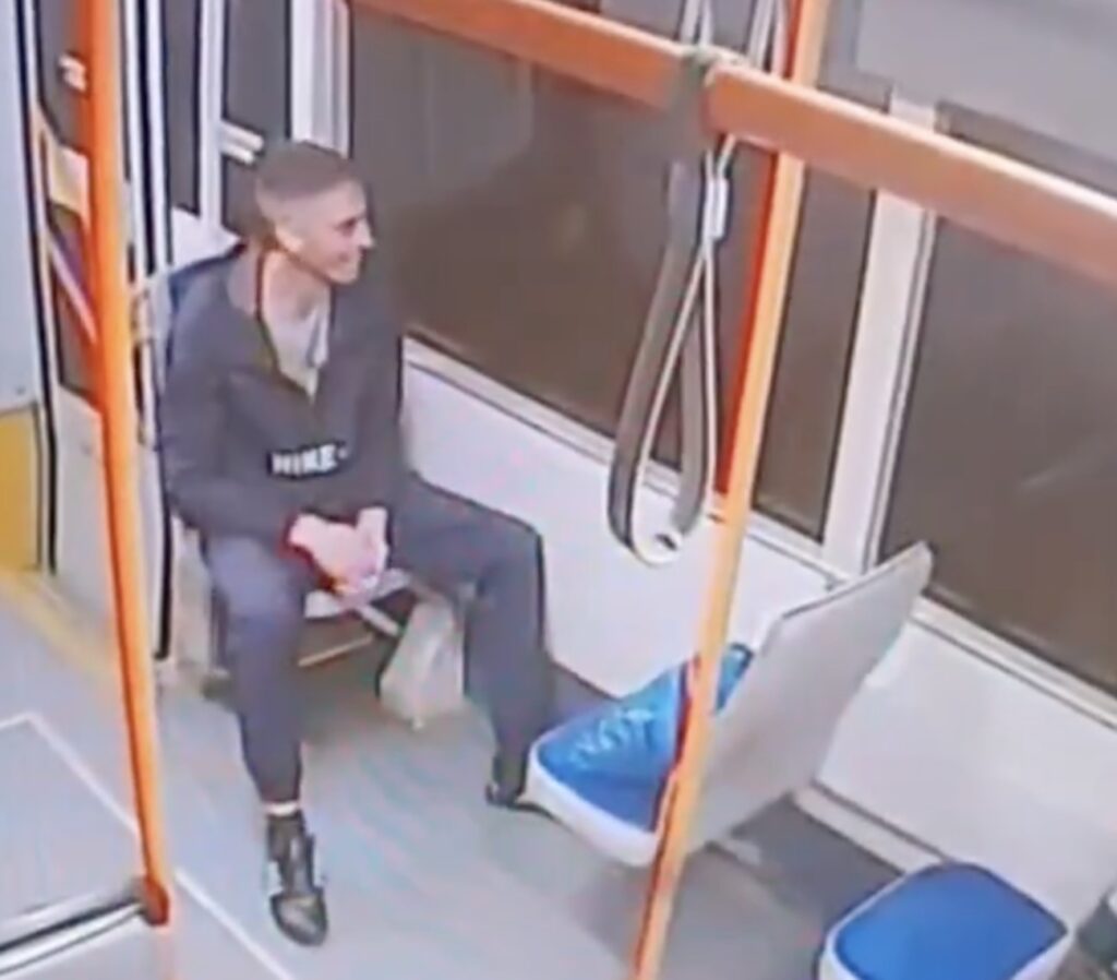 Подростков, напавших на пассажира трамвая, заключили под стражу