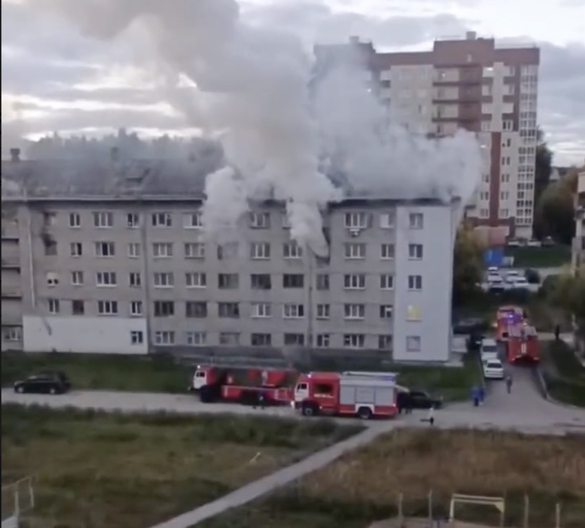 Пожарные эвакуировали людей из горящего общежития в Новосибирске