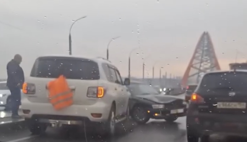 Перед Бугринским мостом образовалась пробка из-за массового ДТП