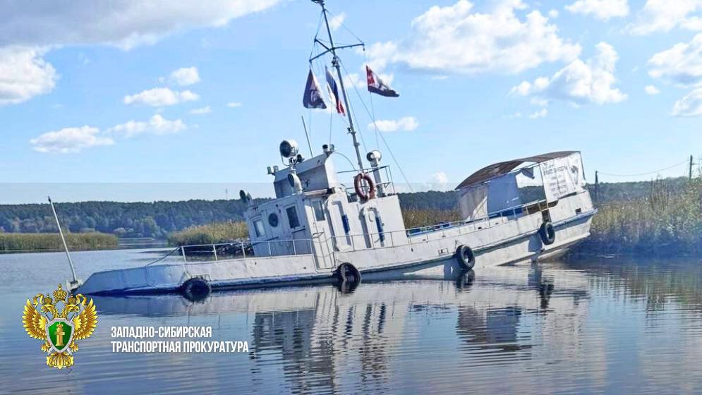 В реке Бердь ликвидируют разлив нефтепродуктов после подтопления катера