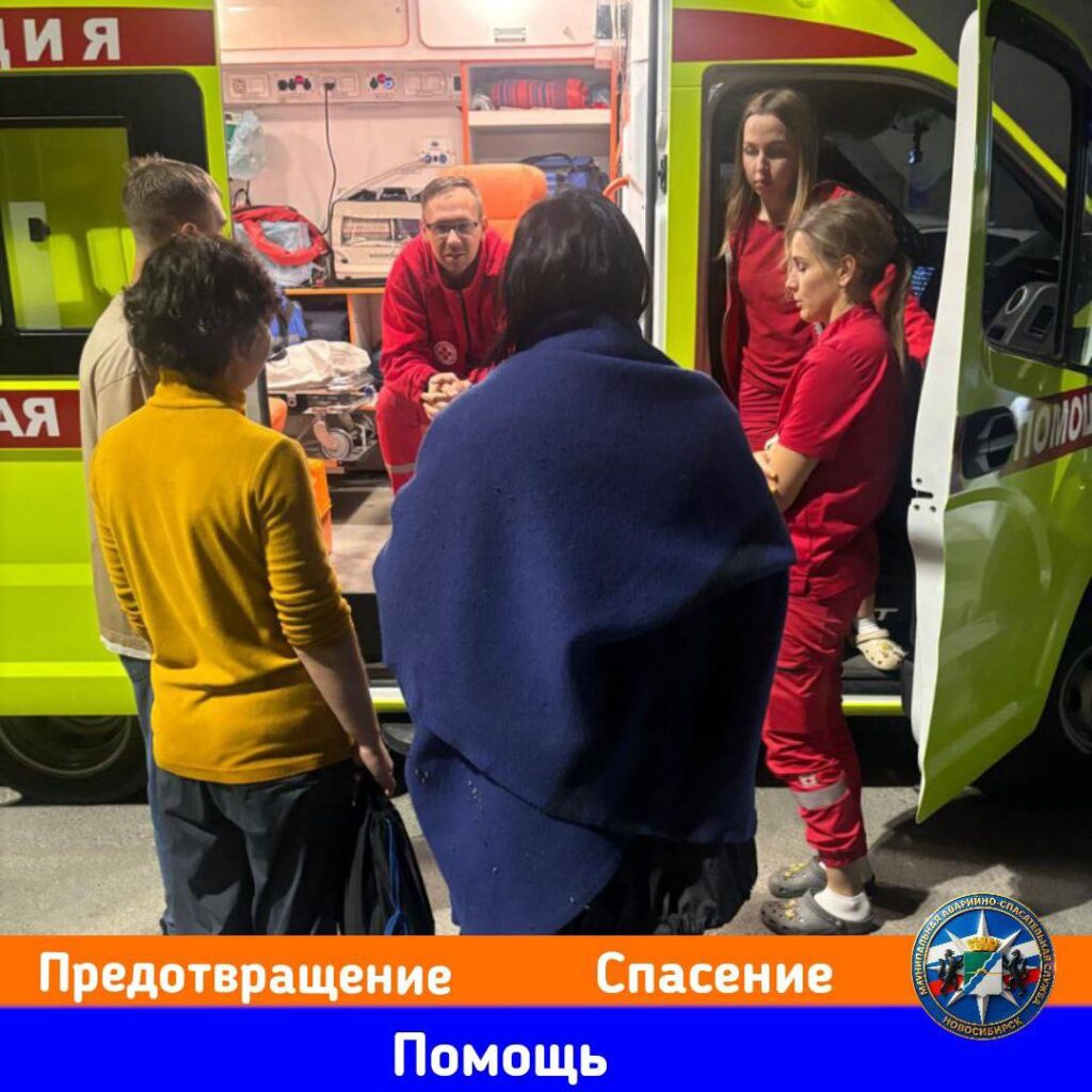 Трое человек упали из каяков на Оби и были доставлены к медикам