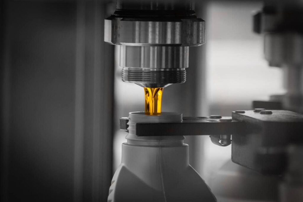 «Газпромнефть-СМ» наладила выпуск российских синтетических присадок для моторных масел