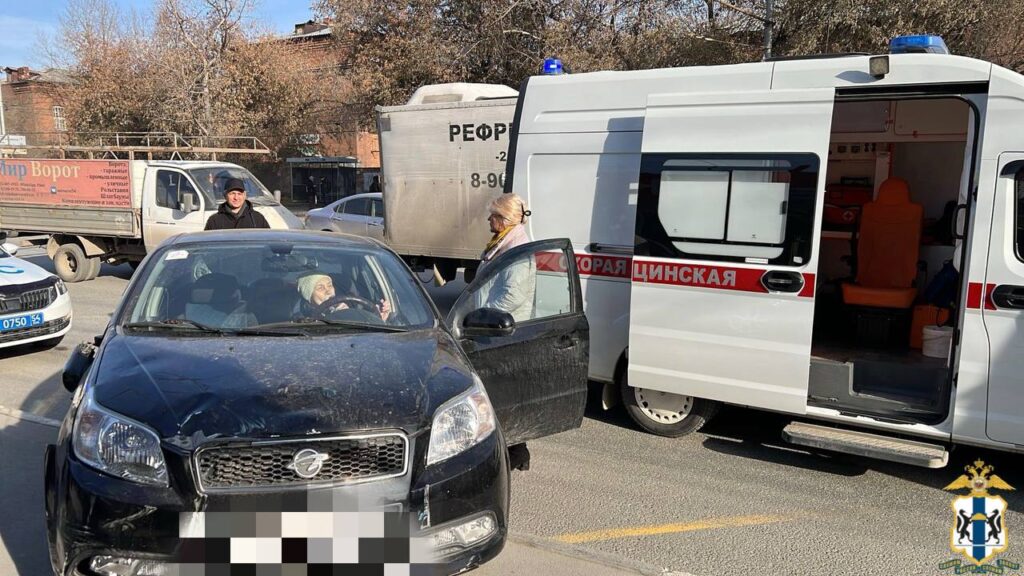 В Новосибирске автомобиль въехал в остановку, пострадали пять человек