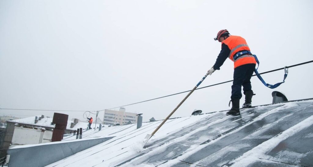Уборка снега с крыш профессионалами в Новосибирске