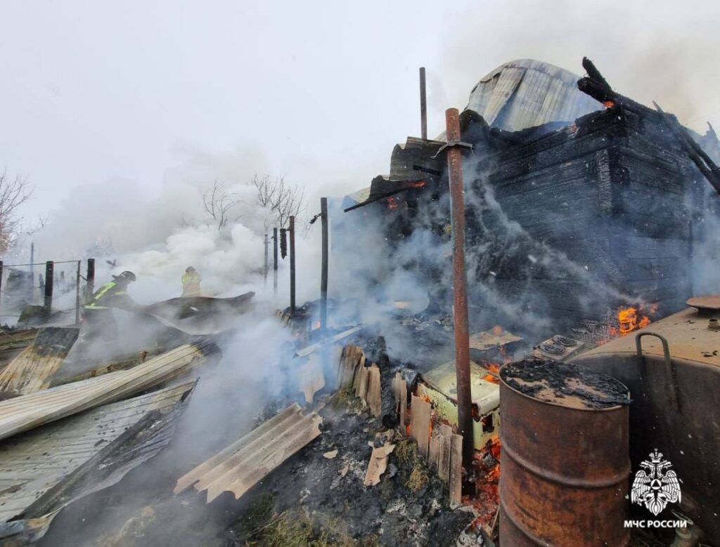 В Верх-Сузуне загорелся жилой дом после хлопка газа