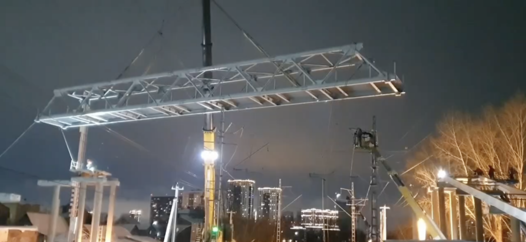 На строящемся мосту через Транссиб ночью смонтировали стальной пролет