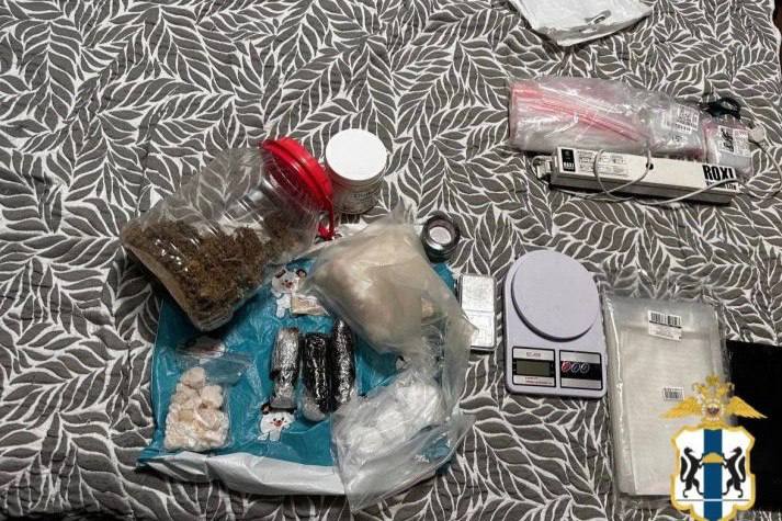 Полиция Новосибирска задержала мужчину с крупной партией запрещённых веществ