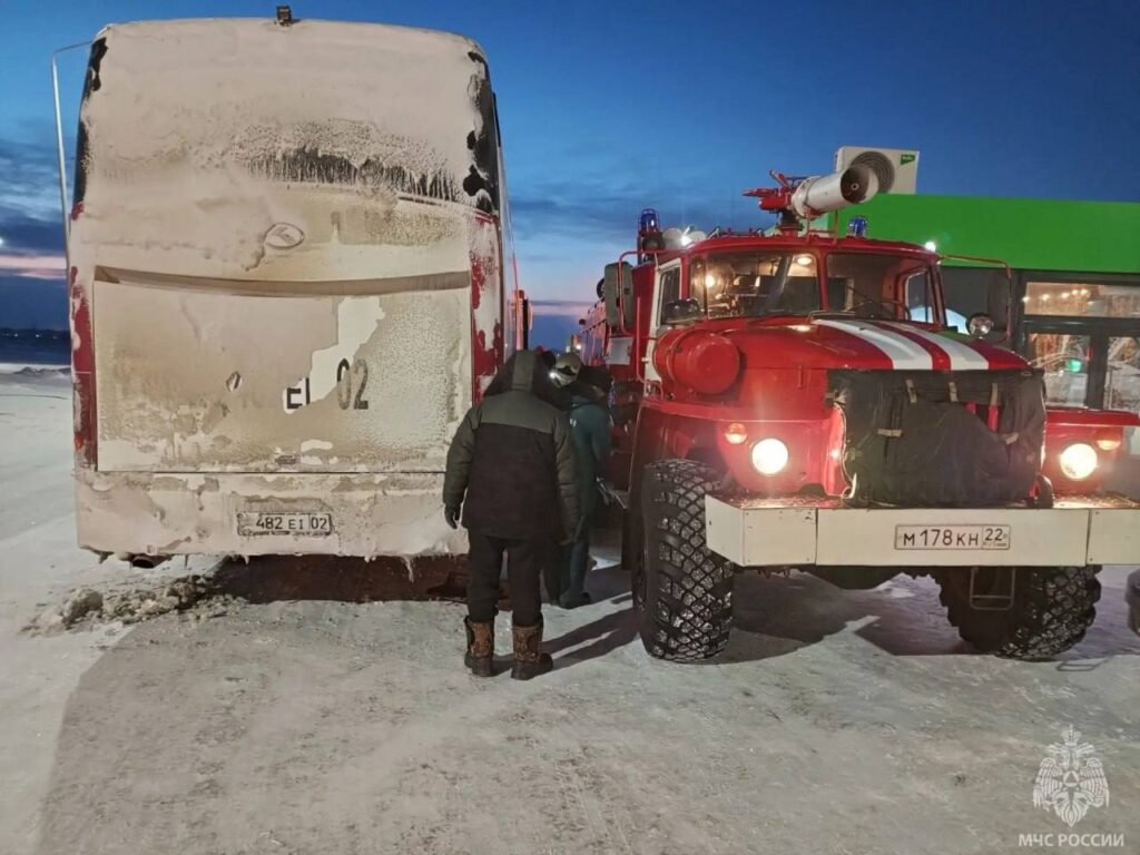 Пассажиров автобуса с Алтая эвакуировали с трассы из-за поломки