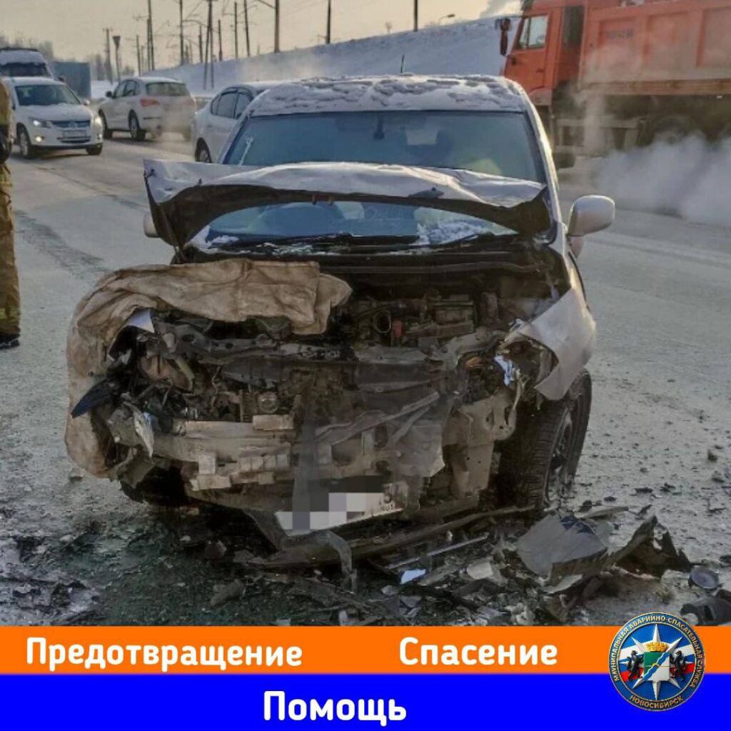 Спасатели помогли подростку после столкновения автомобилей на Первомайской